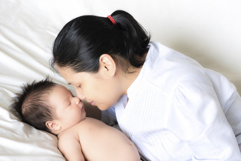 Азиатки мамы спят. Азиатская мама грудничок. Азиатская семья с новорожденным. Ребенок прижимается к маме. Молодая азиатская мама держит ребенка.